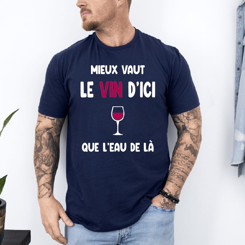 T shirt Mieux vaut le vin d'ici que l'eau de là bleu marine