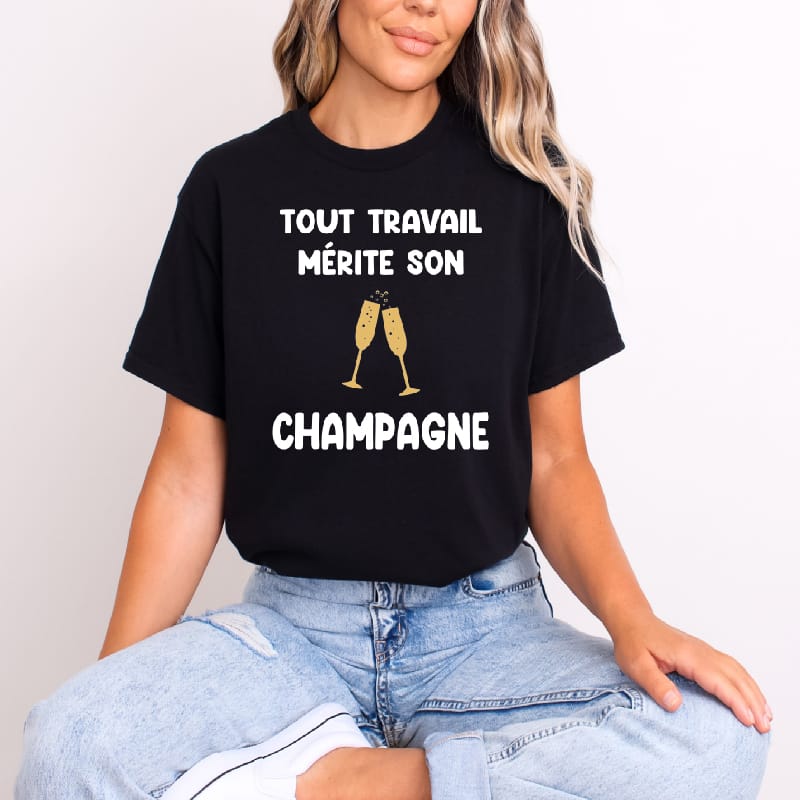 T shirt Tout travail mérite son champagne femme noir